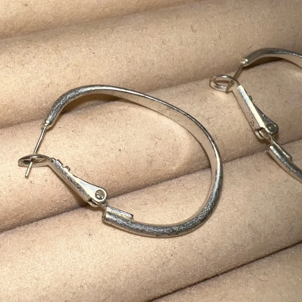 ⭐️Vintage Silver Tone Classic Oval Hoop Earrings - Picture 8 of 9